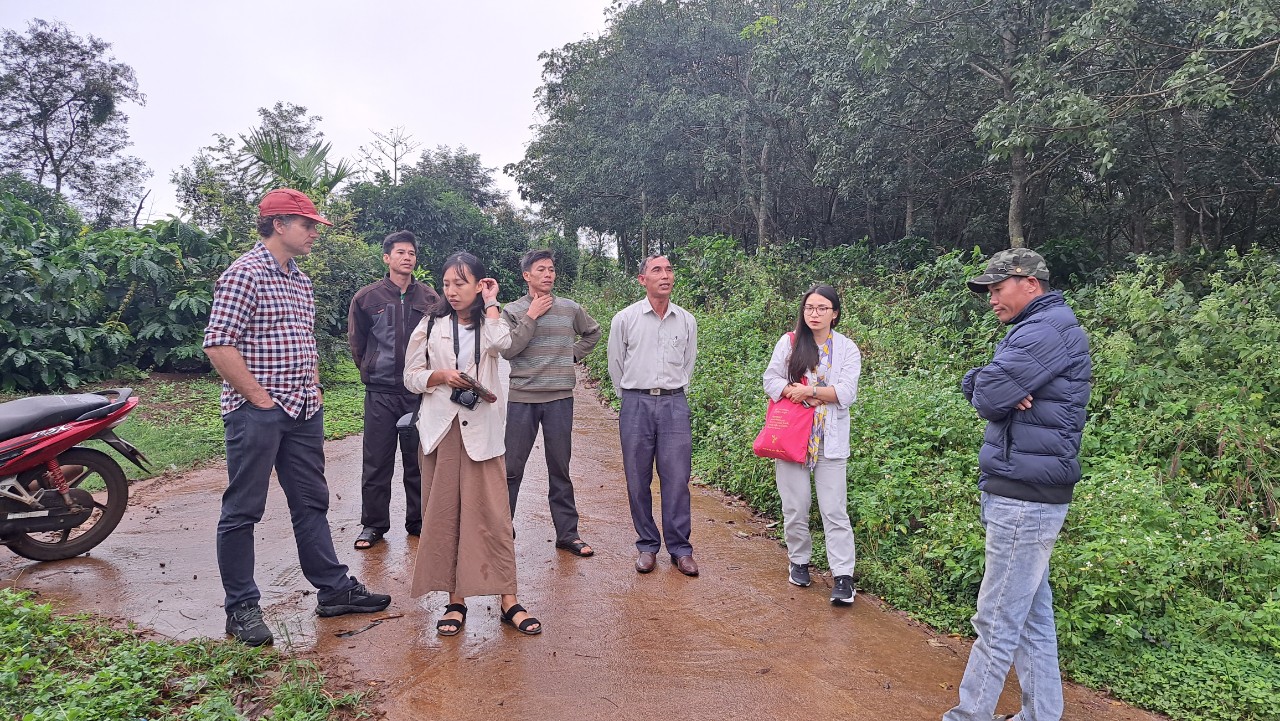 Hinh 5. Thăm vùng trồng cà phê Arabica đồi 900 xã Dlie Ya